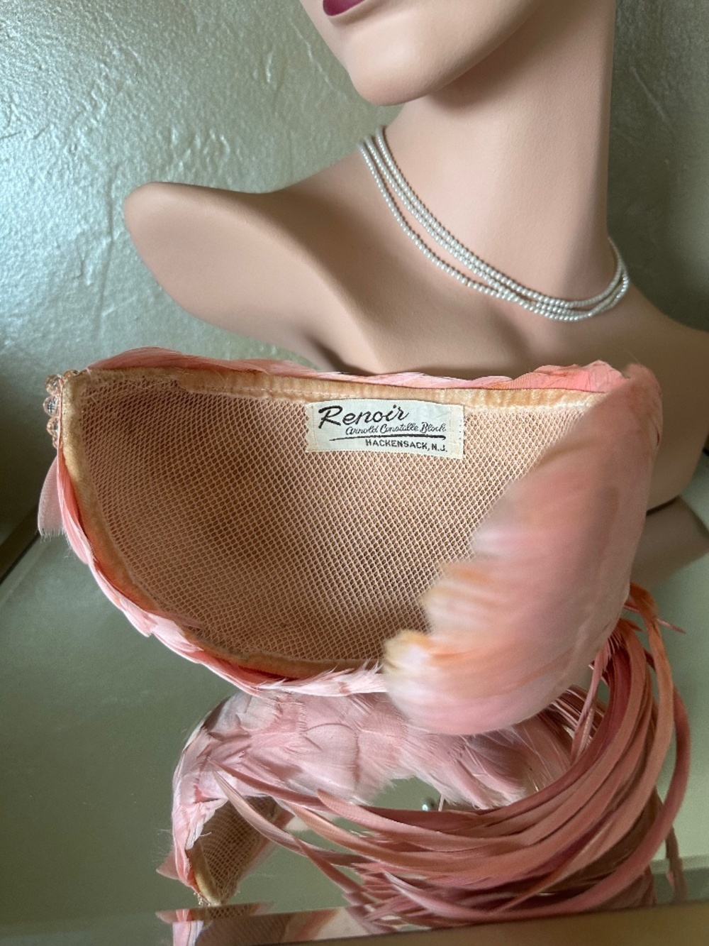 ELEGANT 1950s' PINK FEATHER COCKTAIL HAT WITH BEADED JEWEL - Picture 11 of 12
